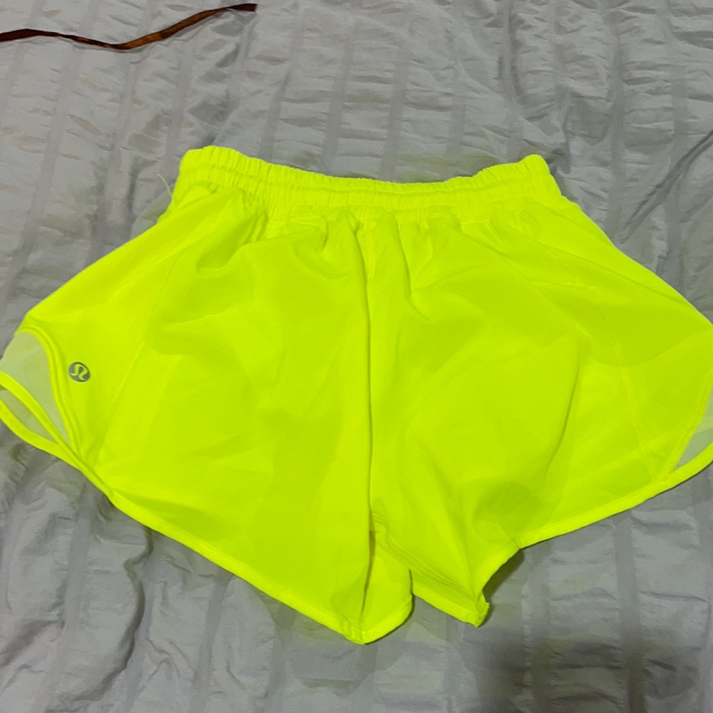 lulu lemon 2.5 in hotty hot shorts